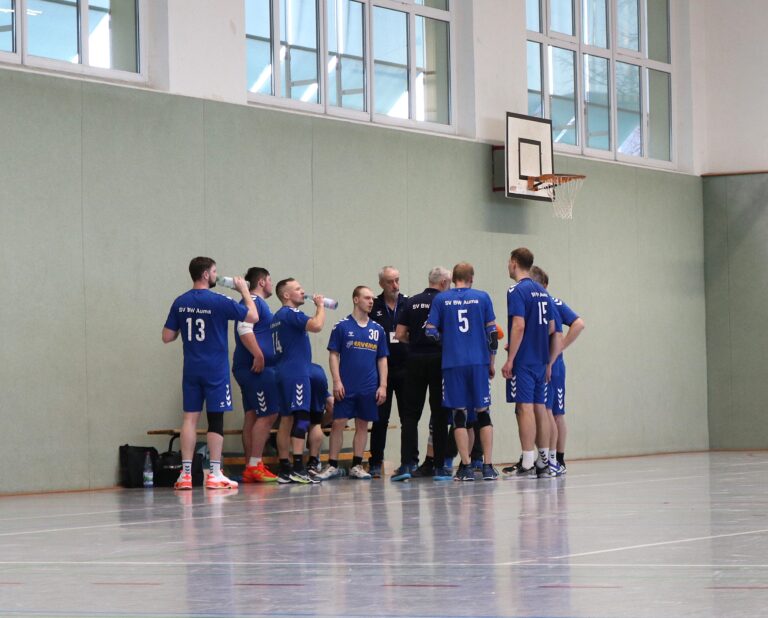 Spieltag 12 (01.03.2026): SV Blau-Weiß Auma Männer I – HSG Saalfeld/Könitz II 28:24 (13:14)